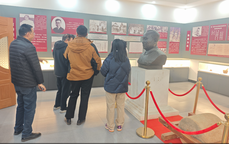 听取讲解员讲解中国共产党先辈的家风故事